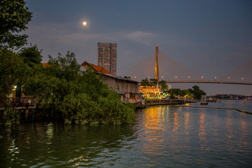 Fototapeta premium The sun is in the evening. The Chao Phraya River (Wat Pariwat) Bangkok Thailand