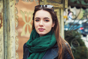 Obraz premium close-up portrait of a young beautiful fashionable girl posing on the street. Women's fashion concept.
