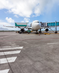 avion long-courrier sur le tarmac avec passerelle t&eacute;lescopique d'embarquement d&eacute;ploy&eacute;e