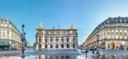 Obraz premium Paryż, Francja - około maja 2017: Panoramiczny widok na Palais lub Opera Garnier & The National Academy of Music w Paryżu, Francja