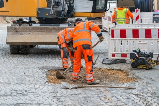 Stra&szlig;enarbeiten an Pflastersteinen in einer Fu&szlig;g&auml;ngerzone, Deutschland