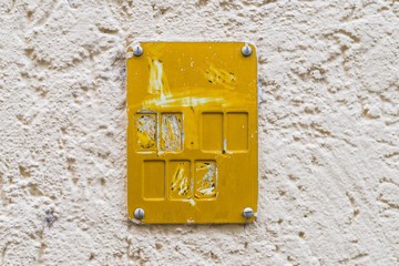 Gelbes Plastik Hinweisschild zu Straßeneinbauten von Gasversorgungsanlagen