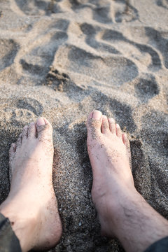 砂浜と男性の足