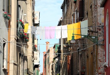 Fototapeta na wymiar clothes hanging on a line between two houses t in Venice