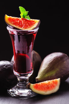 Hot figs tea and fresh figs with Mint