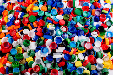 Plastik Deckel, bunte Menge auf Tisch liegend, top view