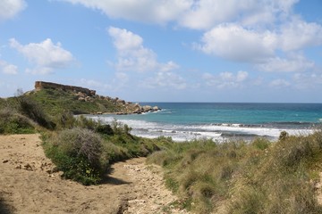 Fototapeta na wymiar Summer in Ghajn Tuffieha Bay at the Mediterranean Sea in Malta 