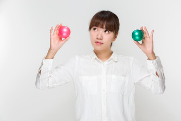 比較する女性
