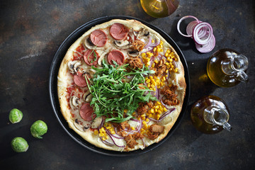 Włoska pizza.
Restauracja włoska, wegetariańska pizza z warzywami  pieczona w kamiennym piecu - obrazy, fototapety, plakaty