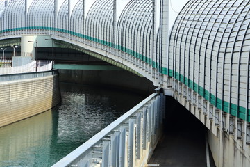 川沿いを沿うように走る高速道路