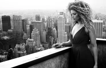 Nachdenkliches Frauenporträt mit Kleid und New Yorker Stadtbild, monochrom © patronestaff