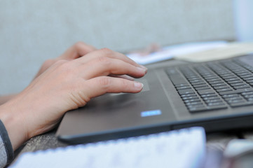 hand tippt auf tsatsatur Laptop Büro EDV