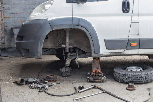 repair of a front wheel of a minibus