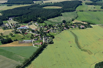 Neuendorf A,  Dorf an der   B 109 und Bahnstrecke