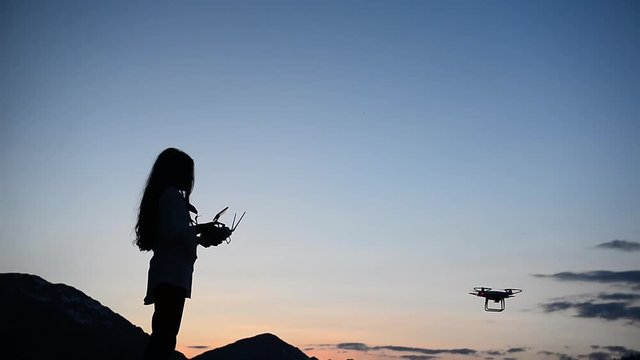 drone kullanan bayan sil&uuml;eti