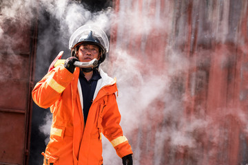 Obraz premium firefighter is walking from smoke