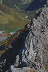 Obraz premium the rock-climbers on Mt. Mae-Hotaka / 前穂高岳のロッククライマー - 秋の上高地(zoom)
