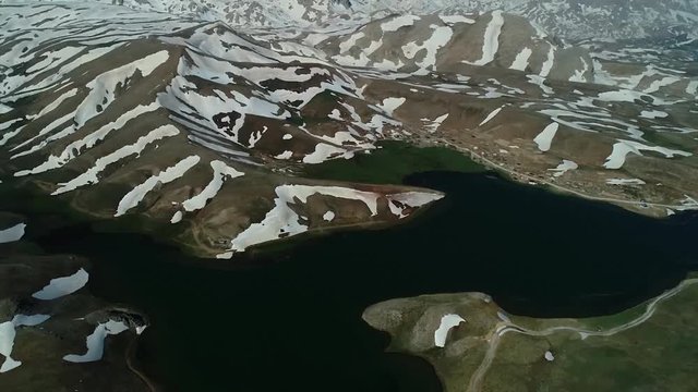 drone ile havadan dağların manzaraları