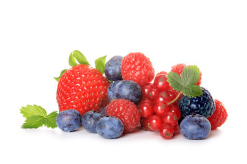 fruits rouges sur fond blanc