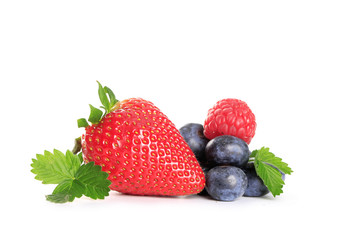 fruits rouges sur fond blanc