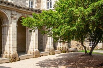 Montreuil Bellay. Cour intérieure du  prieuré des Nobis. Maine et Loire. Pays de Loire