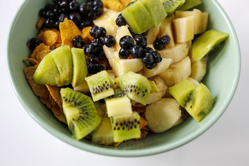 bowl of cornflakes with fresh fruits