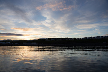 Mitternachtssonne über dem Hafen von Húsavík - Skjálfandibucht / Nord-Island 