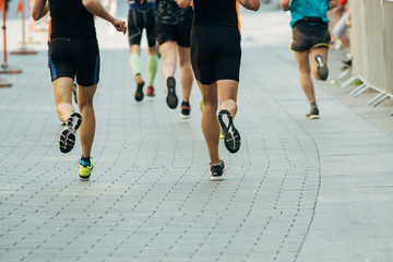 Beine von hinten beim Marathon Laufen