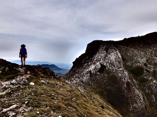 Fototapeta premium randonneuse sur rocher en haut de la montagne