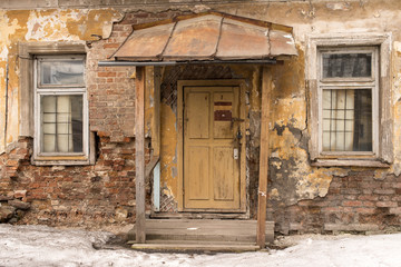 Fototapeta na wymiar Entrance to the old abandoned house.