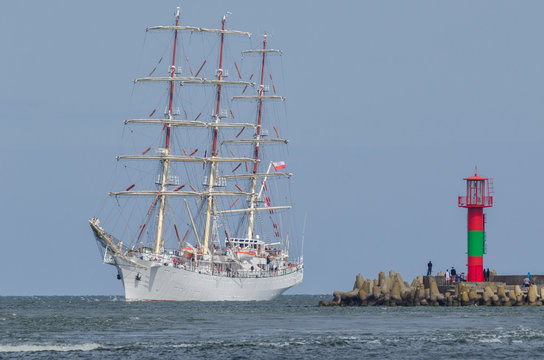 SAILING VESSEL - White frigate flows into the port