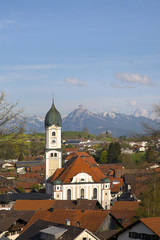 Fototapeta na wymiar Nesselwang - Kirche - Ort - Panorama - Kirche - Kirchturm - Frühling