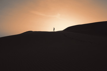 Mann allein in Wüste