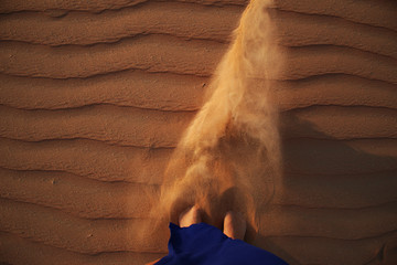 Füße in Wüstensand