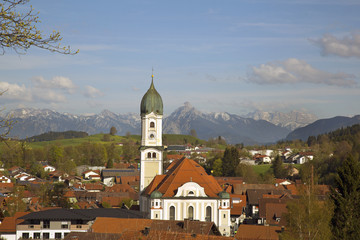 Nesselwang - Ortsansicht - Blick - Kirche - Zentrum - Frühling