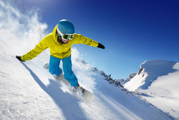Skifahrer im Freeride - Berge am sonnigen Tag.