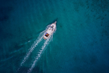 Obraz premium Vintage wooden boat in coral sea. Boat drone photo.
