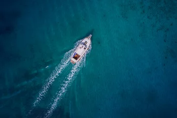  Uitstekende houten boot in koraalzee. Boot drone foto. © dell