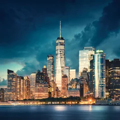 Foto auf Acrylglas New York City Manhattan Detail mit Wolkenkratzern bei dramatischem Sonnenuntergang. River und Waterfront Park vor. Foto von Governors Island. © dell
