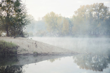 Obraz na płótnie Canvas Bord de Loire le matin dans la brume