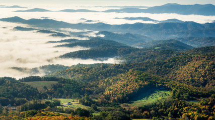 Fototapeta premium Jesienna mgła w Grayson Highlands State Park w Wirginii