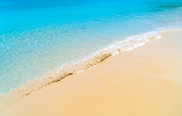 Fototapeta na wymiar Beautiful tropical beach and sea in paradise island