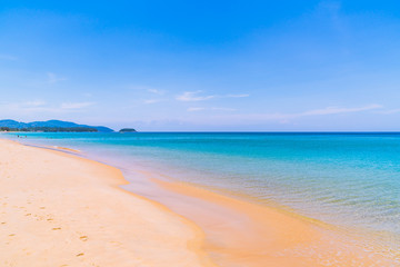 Fototapeta na wymiar Beautiful tropical beach and sea in paradise island