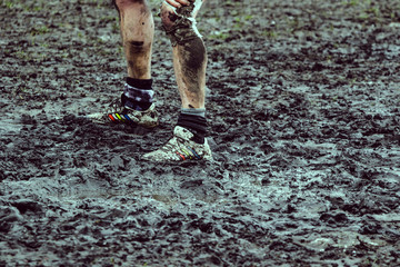 joueur de rugby dans la boue