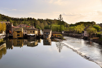 Fototapeta premium Il paesino di Borghetto sul Mincio,si rispecchia tranquillo nelle calme acque del fiume.