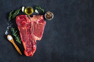 Keuken foto achterwand Steakhouse rauwe t-bone steak