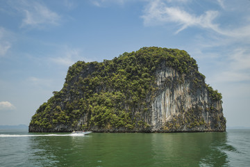 Naklejka premium Boat by islands in Thailand