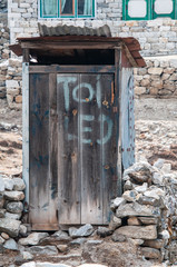 toilet outhouse on trail to everest basecamp