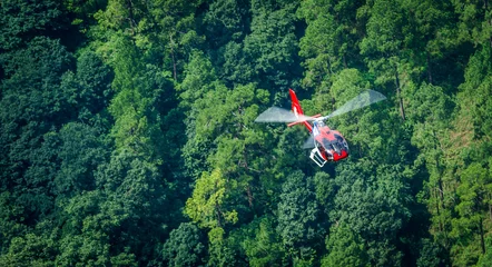 Crédence de cuisine en verre imprimé hélicoptère hélicoptère au sommet des forêts de montagne : papier peint verdure en inde