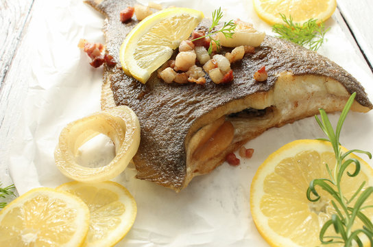 Scholle gebraten frisch Fisch Speck Zitrone